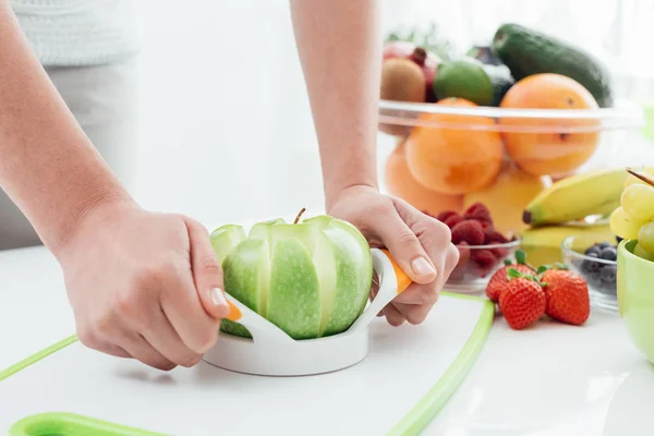 Frau bereitet einen Apfel zu — Stockfoto