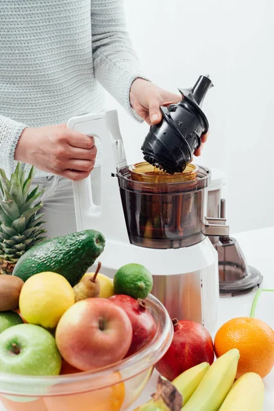 Woman using a juice extractor — Stock Photo, Image