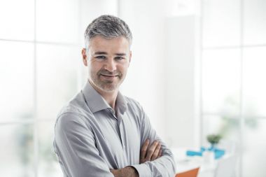 Kendine güvenen adam poz