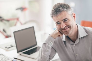 Ofiste çalışan bir işadamı.