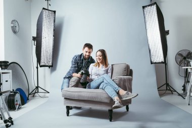 Bir modeli ile poz fotoğrafçı