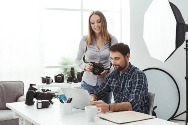 Birlikte çalışan yaratıcı ajansında tasarımcı ve fotoğrafçı