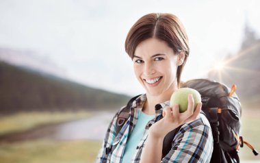 Atıştıracak bir şeyler sahip uzun yürüyüşe çıkan kimse