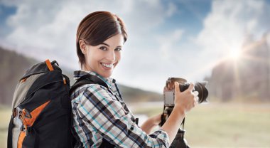 Fotoğrafçı dışarıda çekim yapıyor.