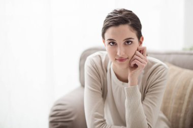 Gülümseyen kız kanepede