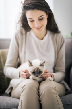 Kadın onu güzel kedi sarılma