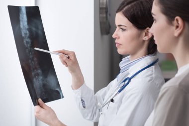 Doktor muayene hastanın x-ray