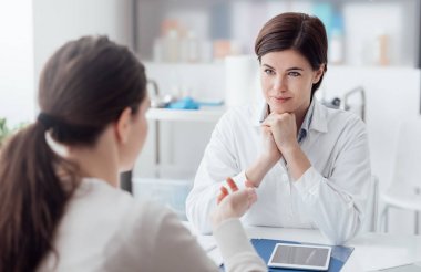 Ofiste çalışan ve patien için dinleme doktor. Tıbbi Danışma