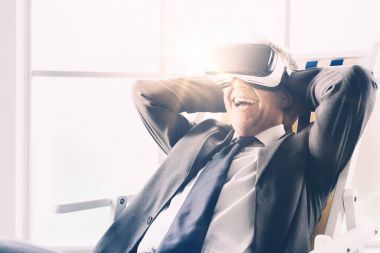 İşadamı sanal bir tatil keyfi