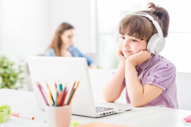 Mutlu kız tarassut video üstünde onu laptop