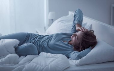 Depresif kadın gece uyanık