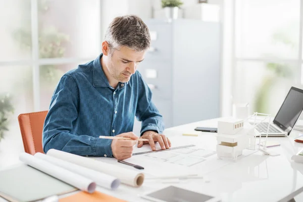 Architect werkt in zijn kantoor — Stockfoto