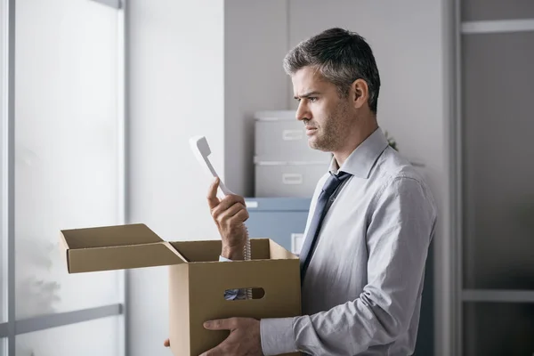 Lucrător de birou care primește un apel surpriză într-o cutie — Fotografie, imagine de stoc