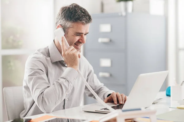 Homme d'affaires au téléphone — Photo