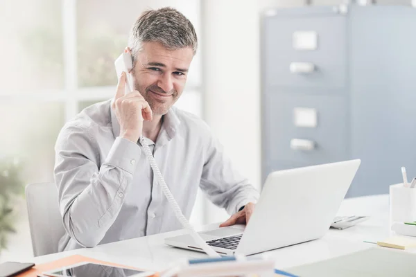 Geschäftsmann am Telefon — Stockfoto