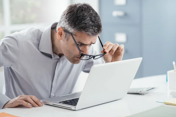 Problemas de visão no local de trabalho — Fotografia de Stock