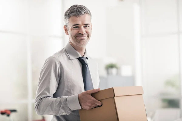 Üzletember, kezében egy doboz — Stock Fotó