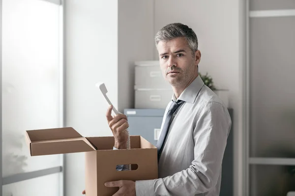 Trabalhador de escritório recebendo uma chamada surpresa em uma caixa — Fotografia de Stock