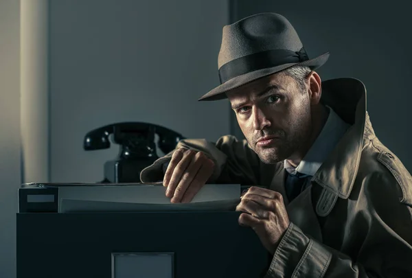 Undercover spy stealing files — Stock Photo, Image