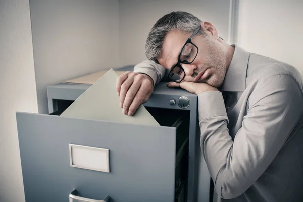 Müder Büroangestellter schläft im Büro — Stockfoto