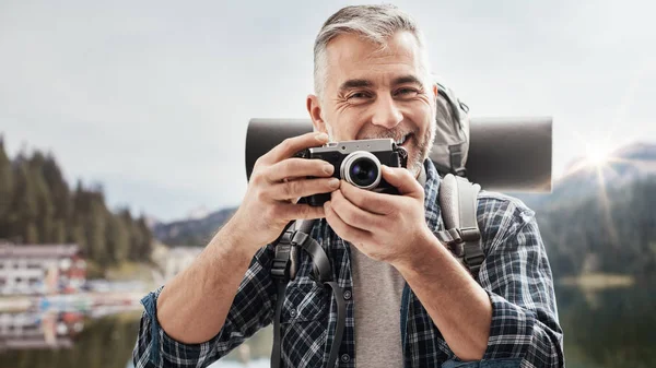 Explorer foto's schieten in de natuur — Stockfoto