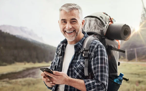 Wandelaar met behulp van een smartphone — Stockfoto