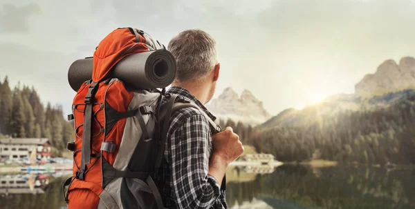 Caminante contemplando un hermoso panorama — Foto de Stock