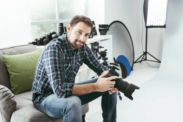 Fotograf i hans studio — Stockfoto