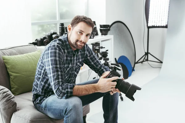 Onun stüdyosunda çalışan fotoğrafçı — Stok fotoğraf