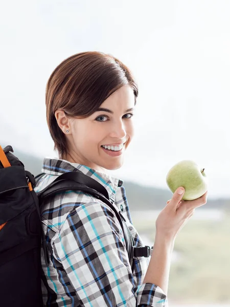Hiker having a snack — Stock Photo, Image