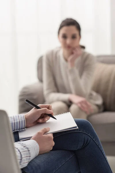 Psycholog, słuchając jej pacjenta — Zdjęcie stockowe