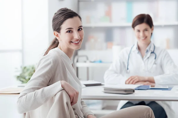 Smiling patient in the GP's office — Stock Photo, Image