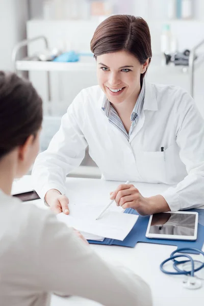 Läkare förklara diagnos för patienten — Stockfoto