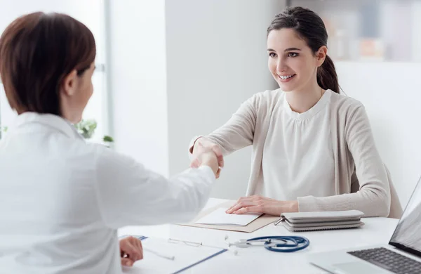 Médico y paciente estrechando las manos — Foto de Stock