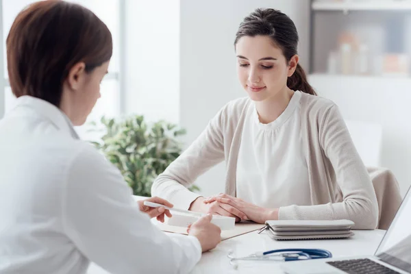 Doctor giving a prescription medicine — Stock Photo, Image