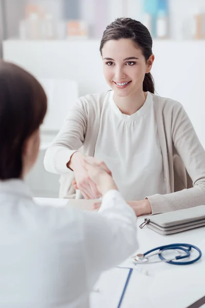 Läkare och patient skakar hand — Stockfoto