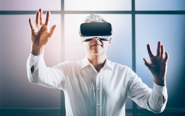 Człowiek, interakcji z wirtualnej rzeczywistości — Zdjęcie stockowe