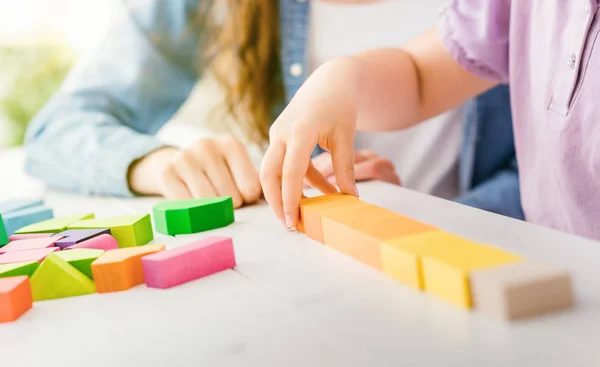 Kind spielt mit Holzklötzen — Stockfoto