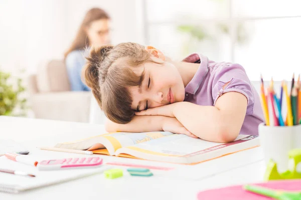 Chica perezosa durmiendo en sus libros — Foto de Stock