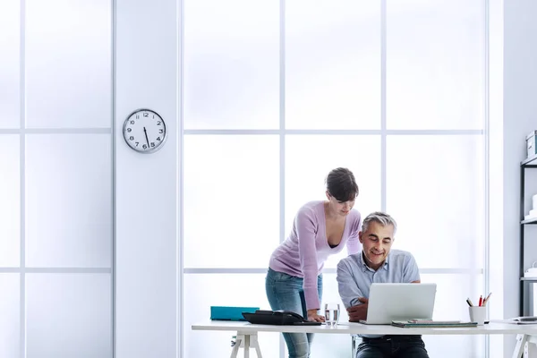 Executive at work with his assistant — Stock Photo, Image