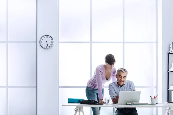 Ejecutivo en el trabajo con su asistente — Foto de Stock