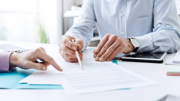 Gente de negocios negociando un contrato — Foto de Stock