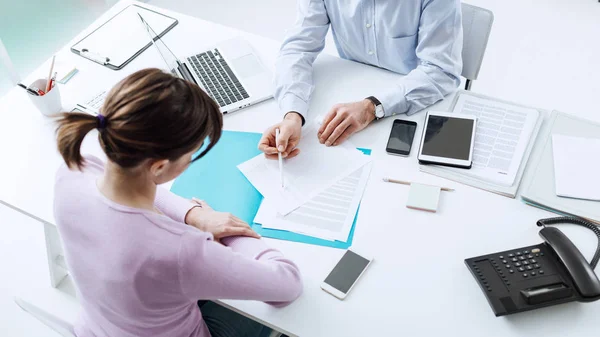 Réunion de conseiller avec un client — Photo