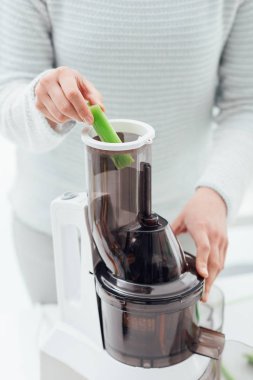 Bir detoks içecek hazırlama kadın