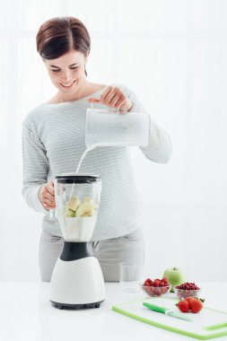 Süt ile kadın hazırlanıyor güler yüzlü