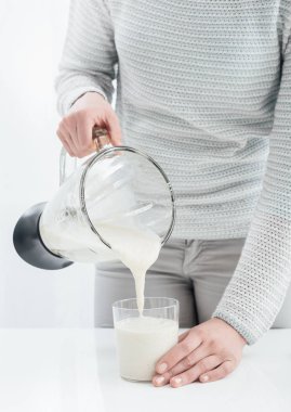 Kadın bir yüzlü bir cam içine dökme