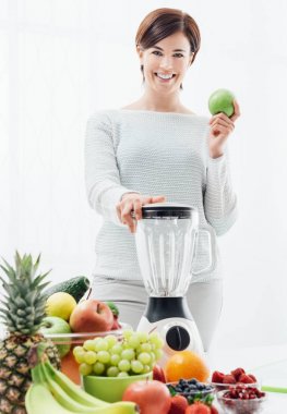 Sağlıklı içecek hazırlama kadın