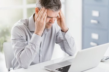 Başı ağrıyan stresli iş adamı
