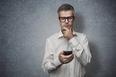 Dalgın adam onun smartphone kullanarak