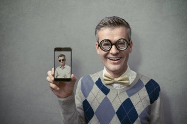 İnek adam onun smartphone gösterilen